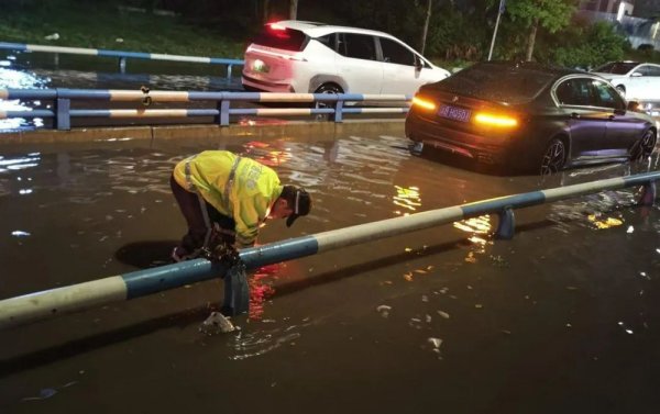 申银优配 两江公安战暴急雨护航平安路 昼夜坚守筑牢安全堤
