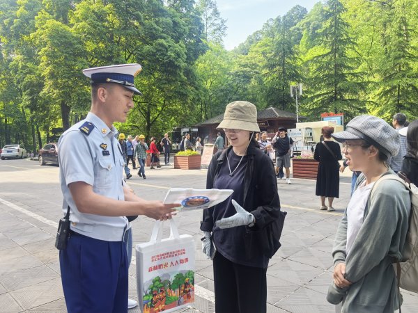 盈禾配资 防患于未然 四川森林消防员守护青城山景区假期安全｜假期我在岗