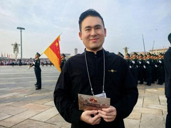 信钰配资 王炳忠参与现场阅兵观礼直言很震撼 感受祖国强大力量